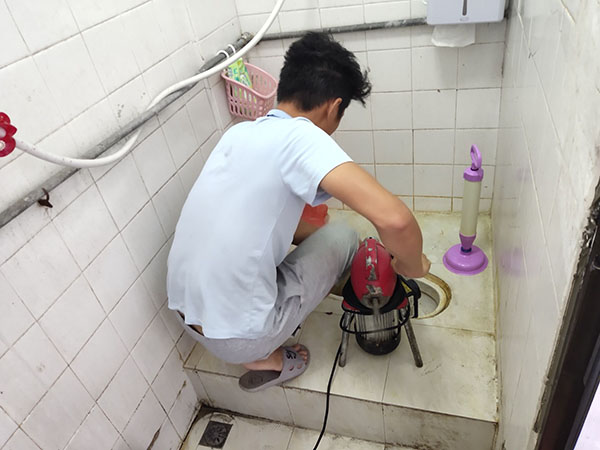 濠江肥皂掉到马桶里把马桶堵住了怎么办？马桶堵住了怎么办